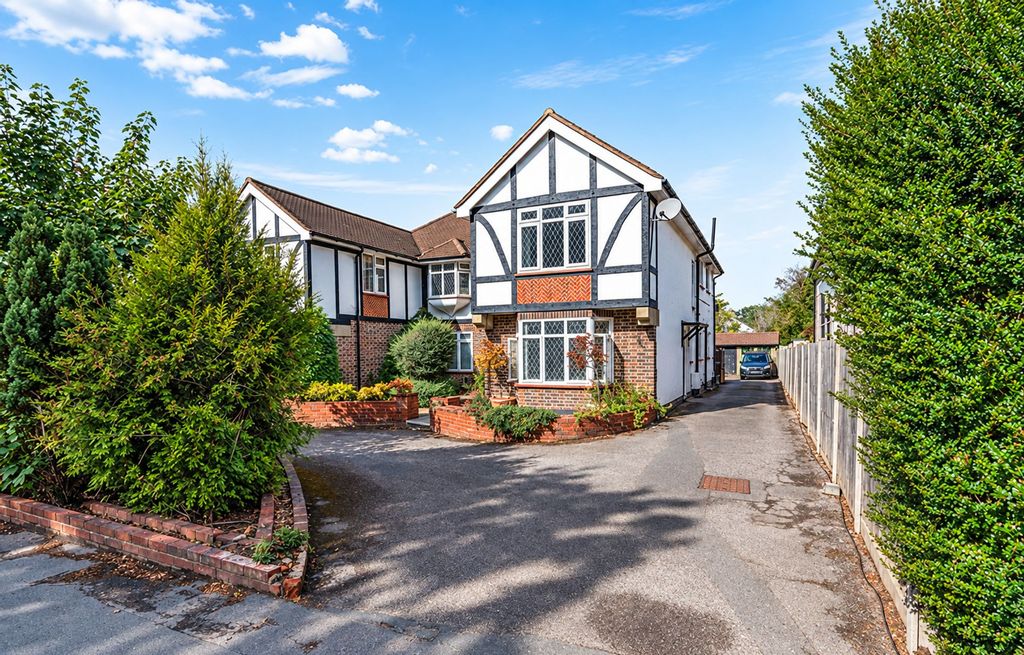 Property photo 1 of 9 London Road, Ewell - Kt17 2Da