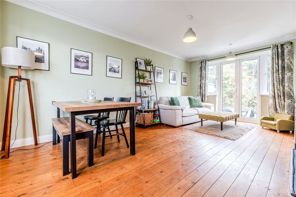 Property photo 2 of 17 Lounge / Dining