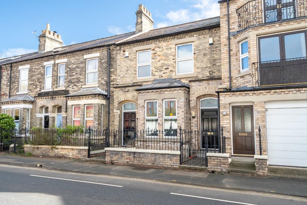 Property photo 1 of 9 Barbican Road-21.Jpg
