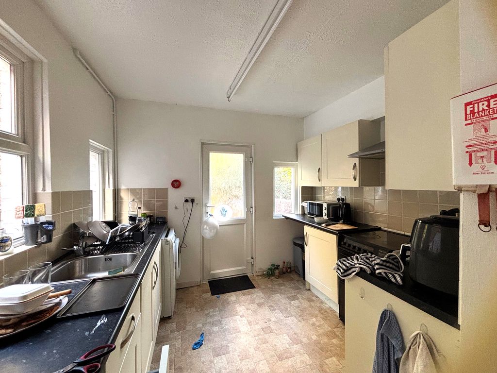 Property photo 3 of 14 Kitchen