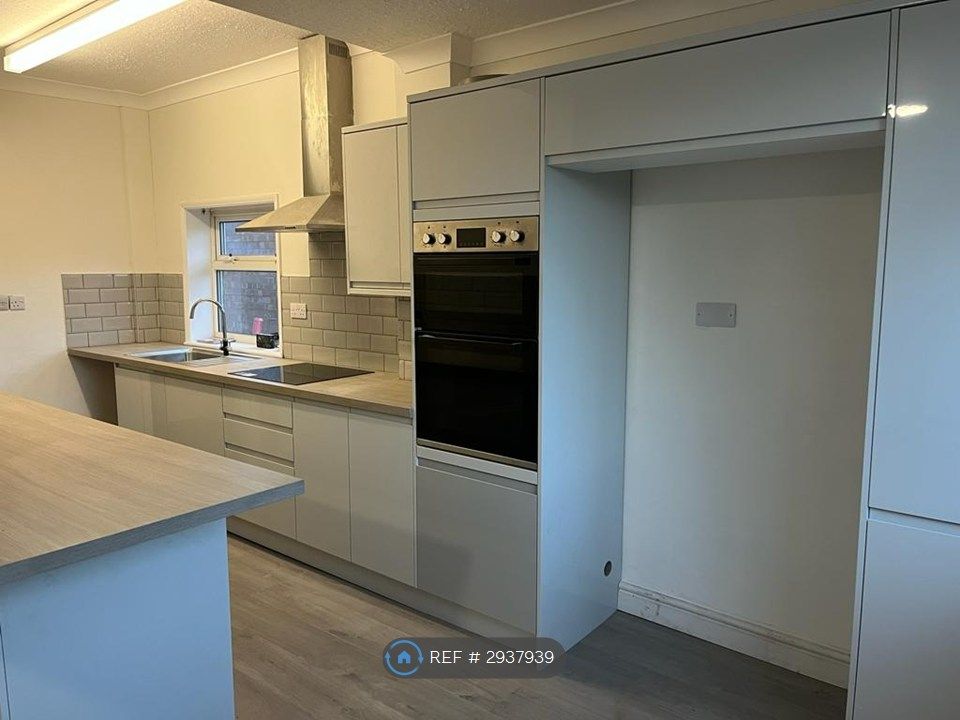 Property photo 3 of 10 Kitchen