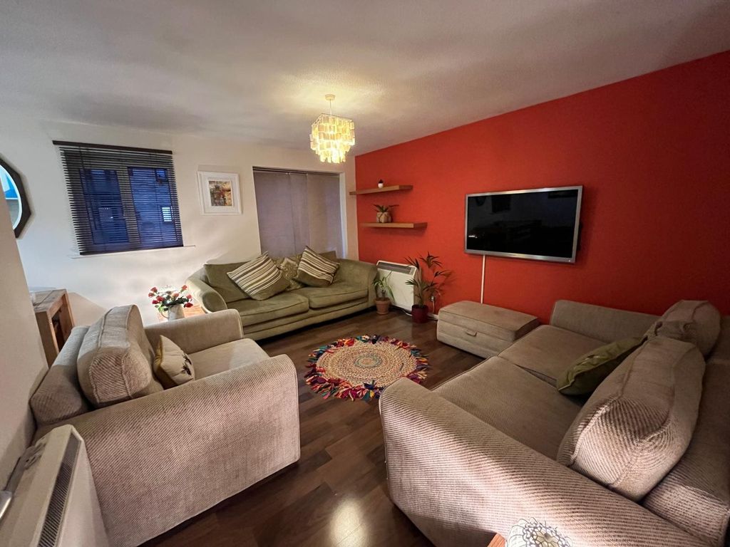 Property photo 3 of 10 Lounge 2