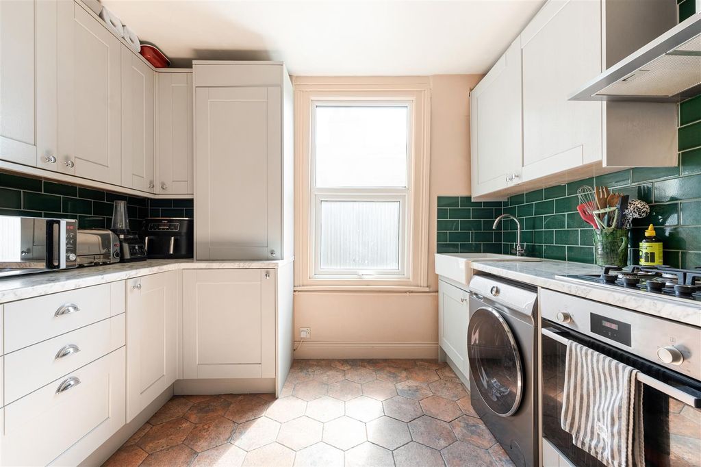 Property photo 3 of 25 St John's Road, E17