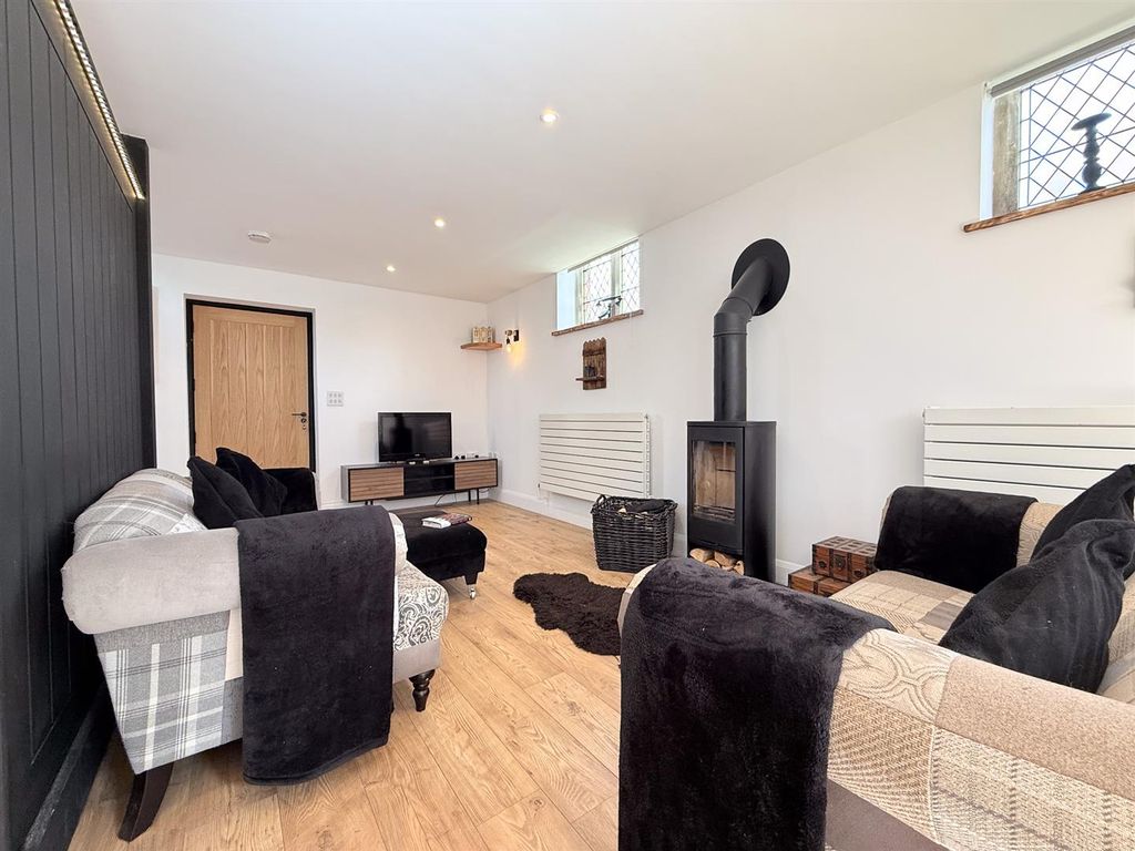 Property photo 3 of 15 Lounge