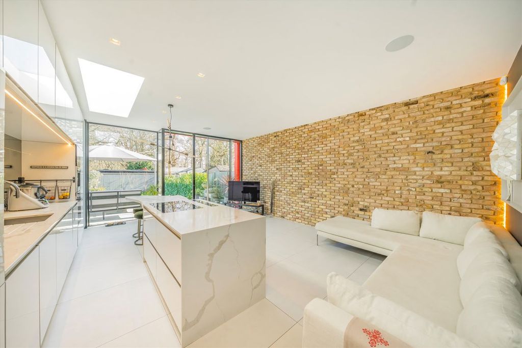 Property photo 2 of 8