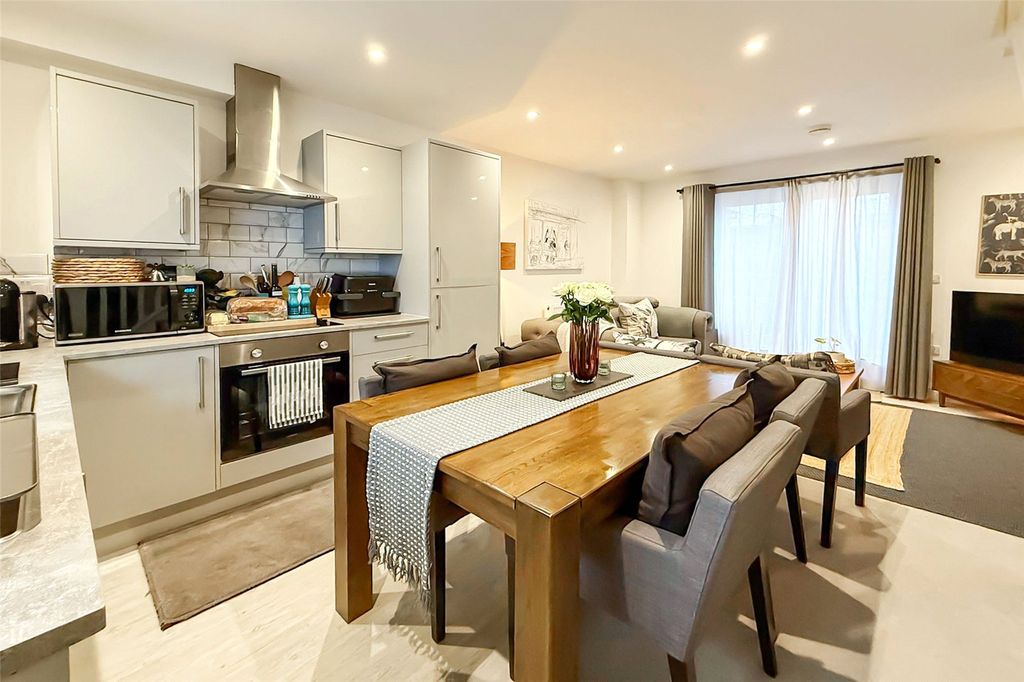 Property photo 2 of 16 Picture No. 14