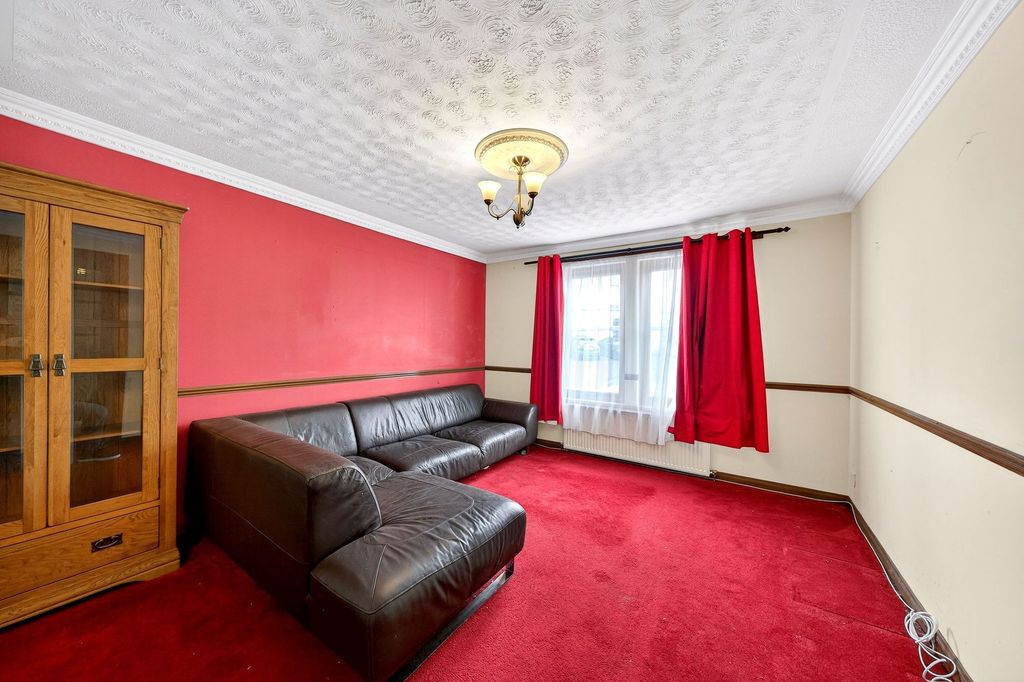 Property photo 3 of 11 Lounge