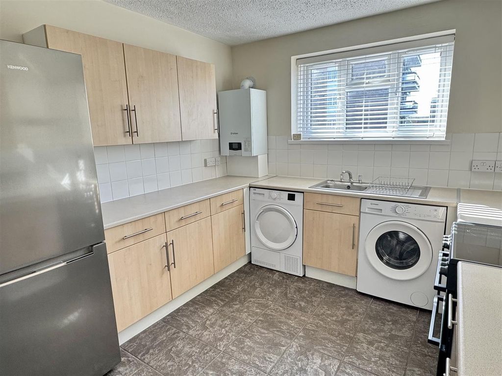 Property photo 3 of 9 Kitchen