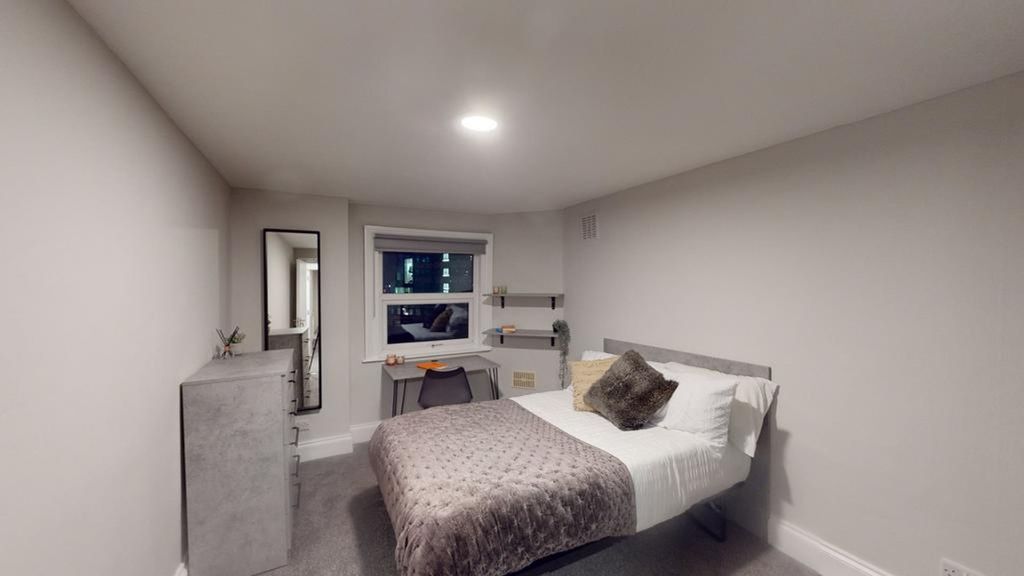 Property photo 3 of 22 A Bright And Tidy Double Bedroom Featuring Modern ...