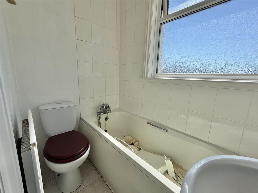 Property photo 2 of 8 Bathroom