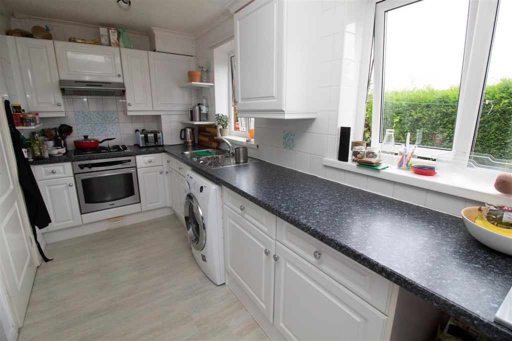 Property photo 3 of 10 Kitchen