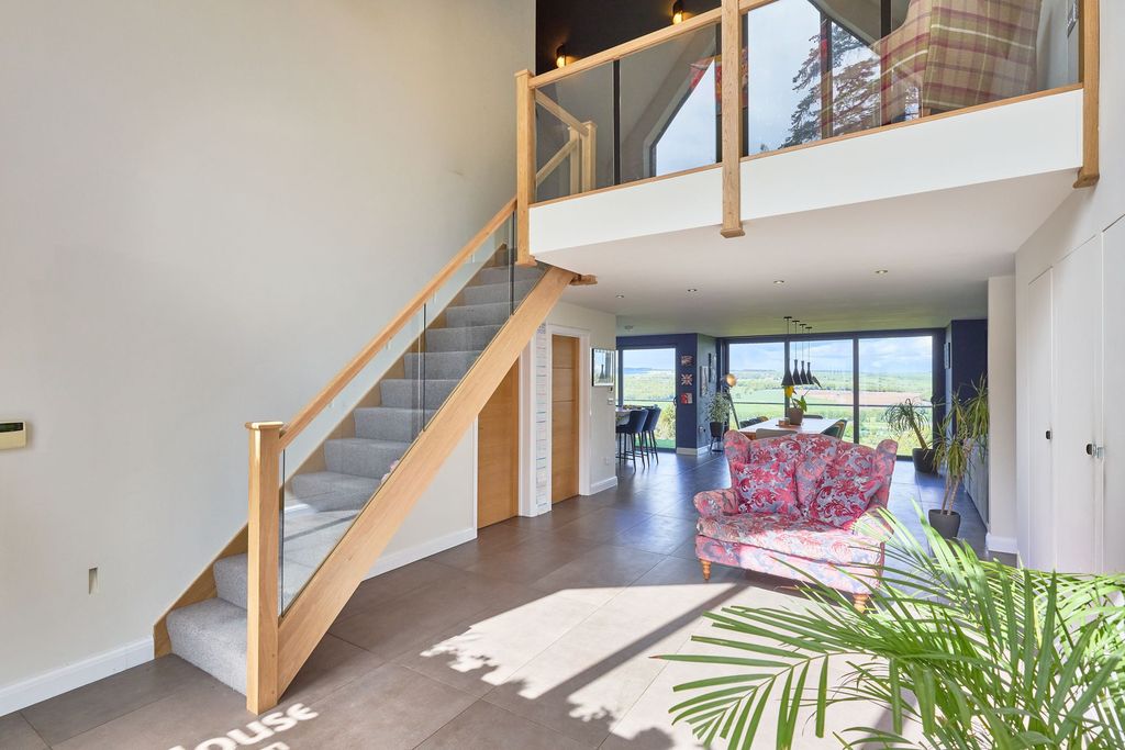 Property photo 3 of 51 Entrance Hall