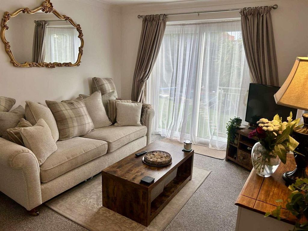 Property photo 1 of 10 Lounge