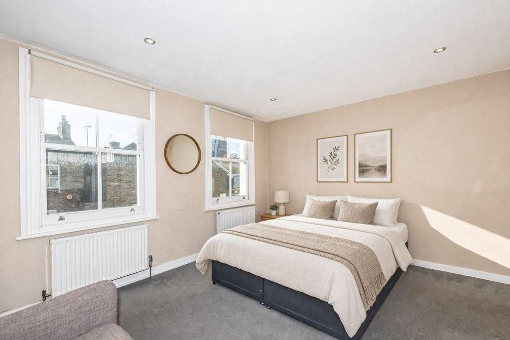 Property photo 3 of 10 Snarsgate Street 21-028 Lr.Jpg