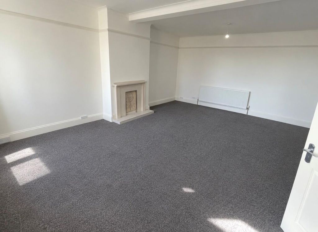 Property photo 3 of 7 Living Room