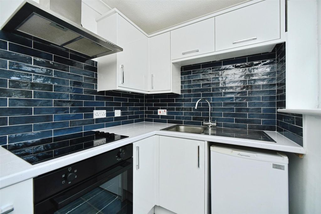 Property photo 2 of 9 Kitchen