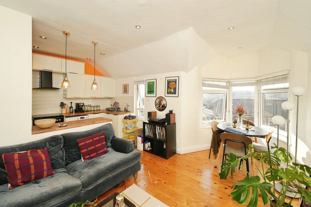 Property photo 1 of 17 Apartment Living Rm