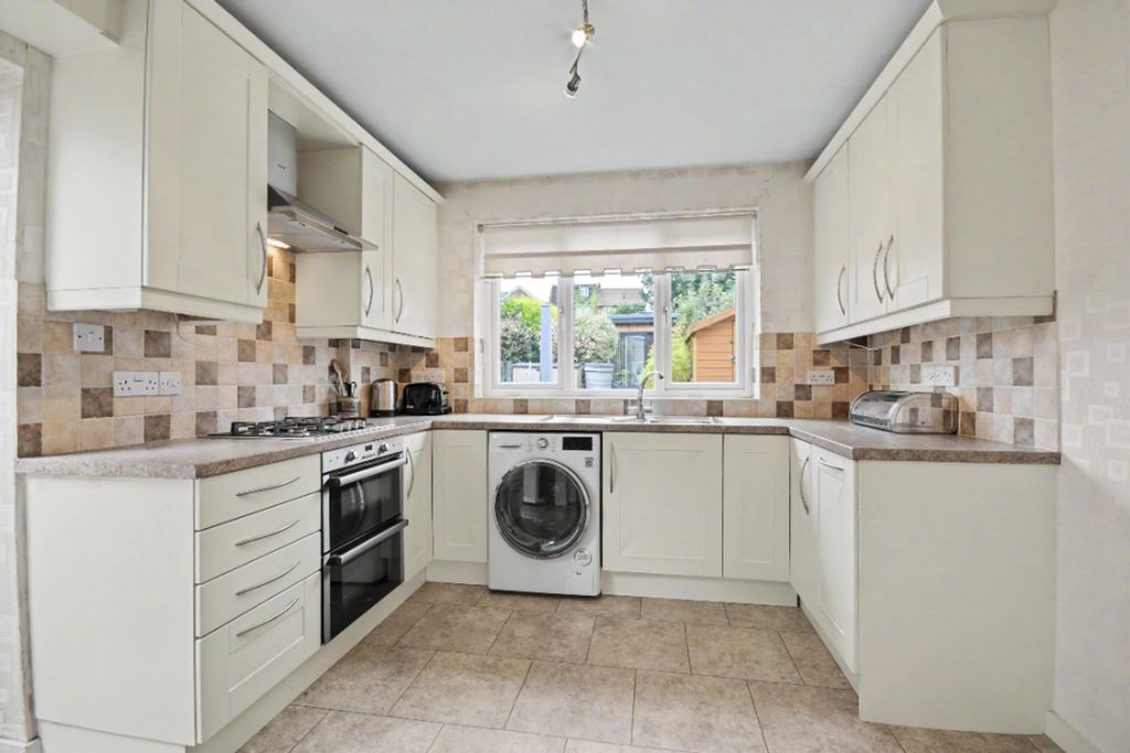 Property photo 3 of 20 Kitchen
