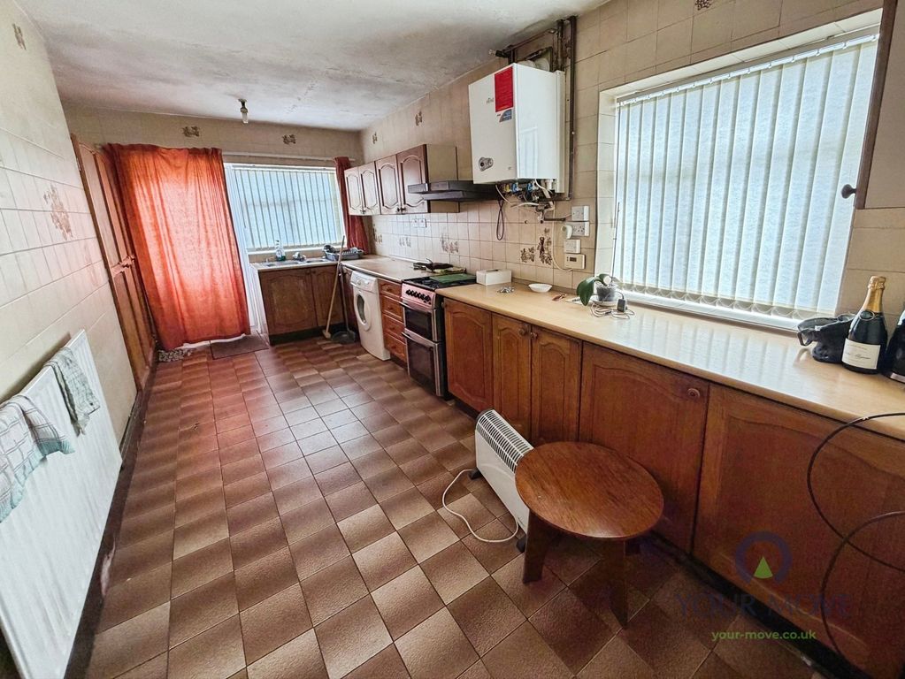 Property photo 3 of 11 Kitchen
