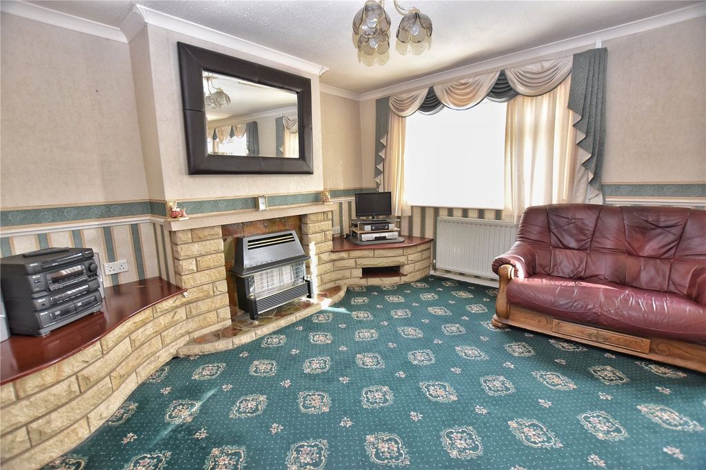 Property photo 3 of 16 Lounge