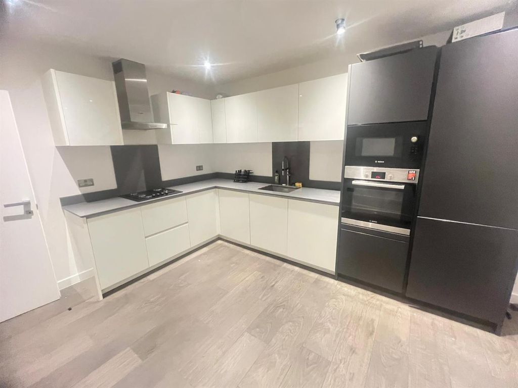 Property photo 1 of 6 2 Bed Flat To Rent Sl2