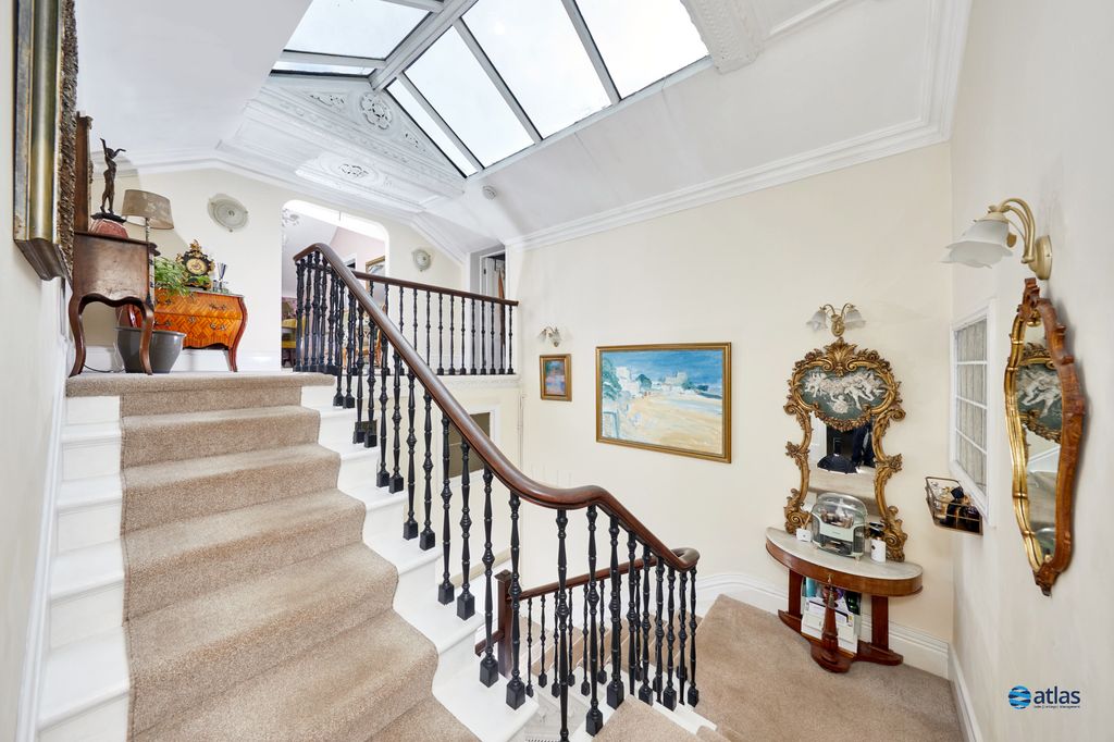 Property photo 3 of 23 Entrance/Stairway
