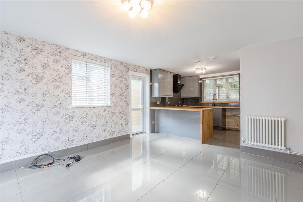 Property photo 3 of 13 36 Birchwood, Kt14 6Dw - 11.Jpg