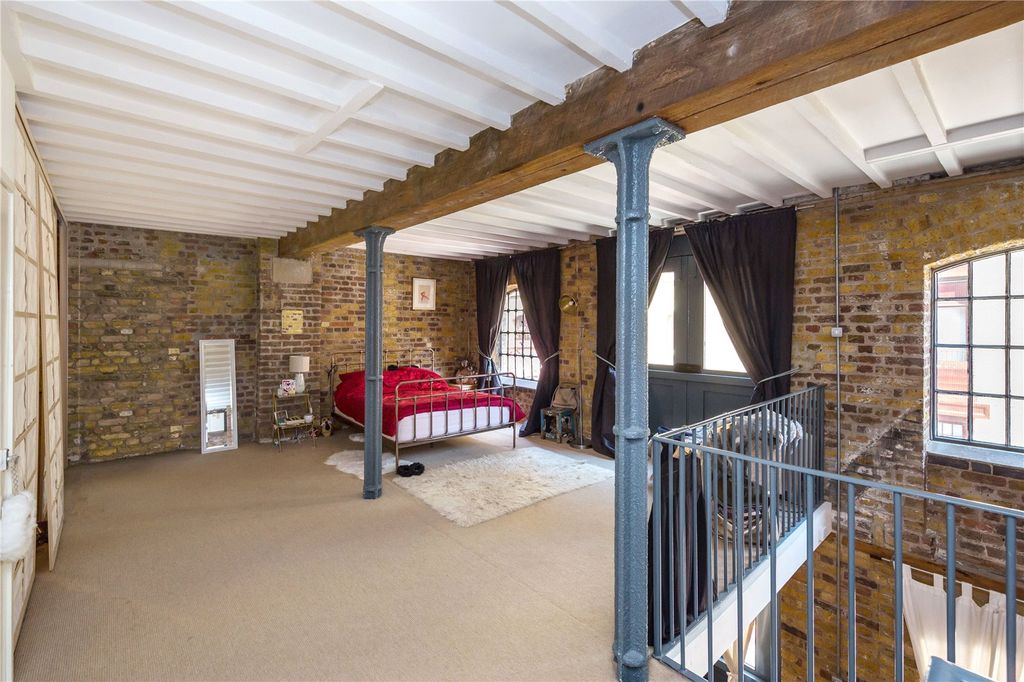 Property photo 3 of 9 Bedroom
