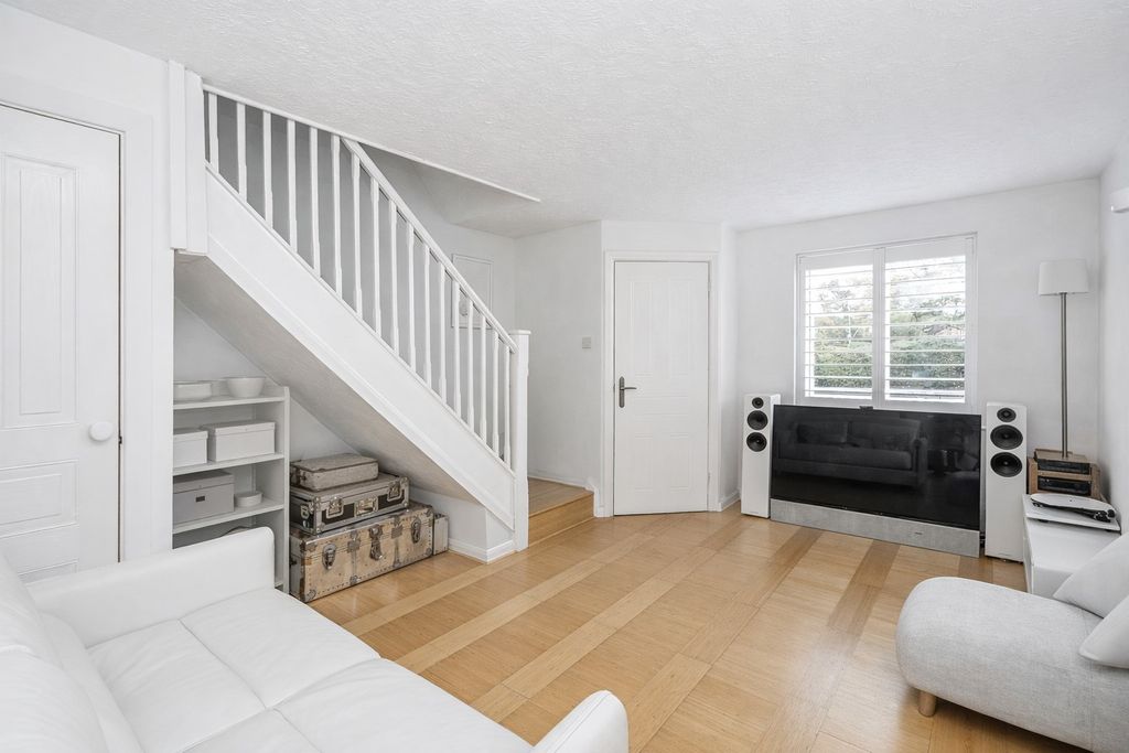 Property photo 2 of 11 Lounge