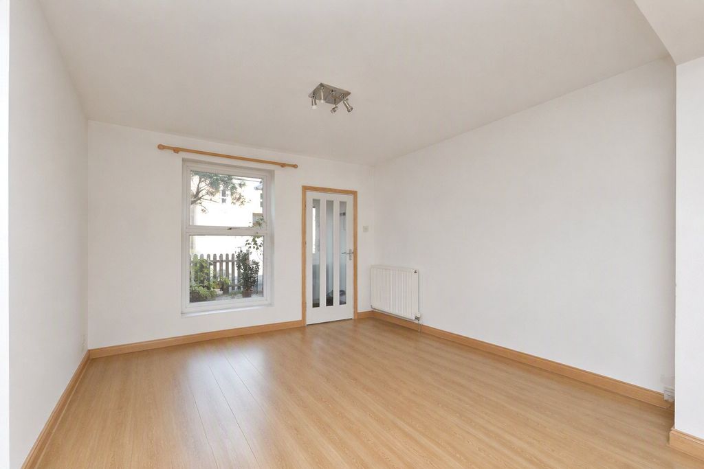 Property photo 2 of 10 Picture No. 19