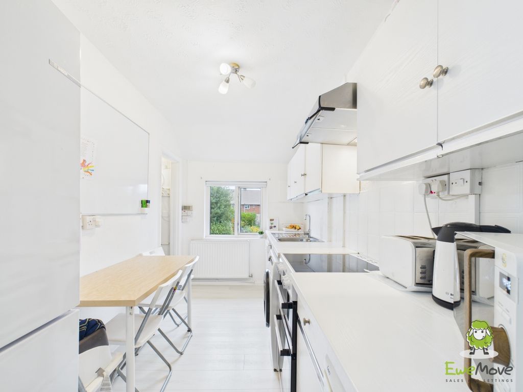 Property photo 2 of 17 Ewemove Estate Agents Basingstoke - St Andrews Roa