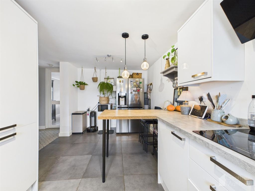 Property photo 3 of 16 Cam02365G0-Pr0402-Still004.Jpg