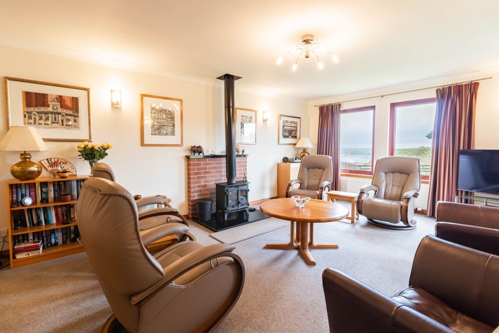 Property photo 3 of 35 Lounge