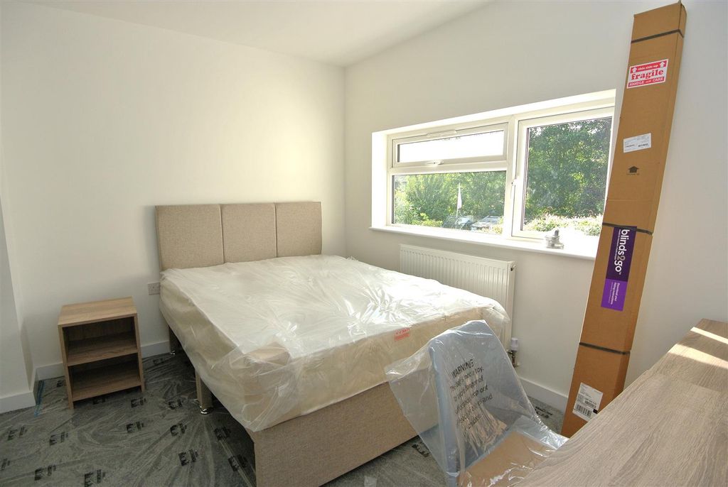 Property photo 2 of 5 Bedroom.Jpg