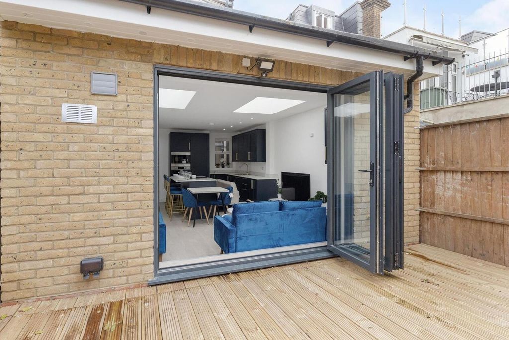 Property photo 2 of 8