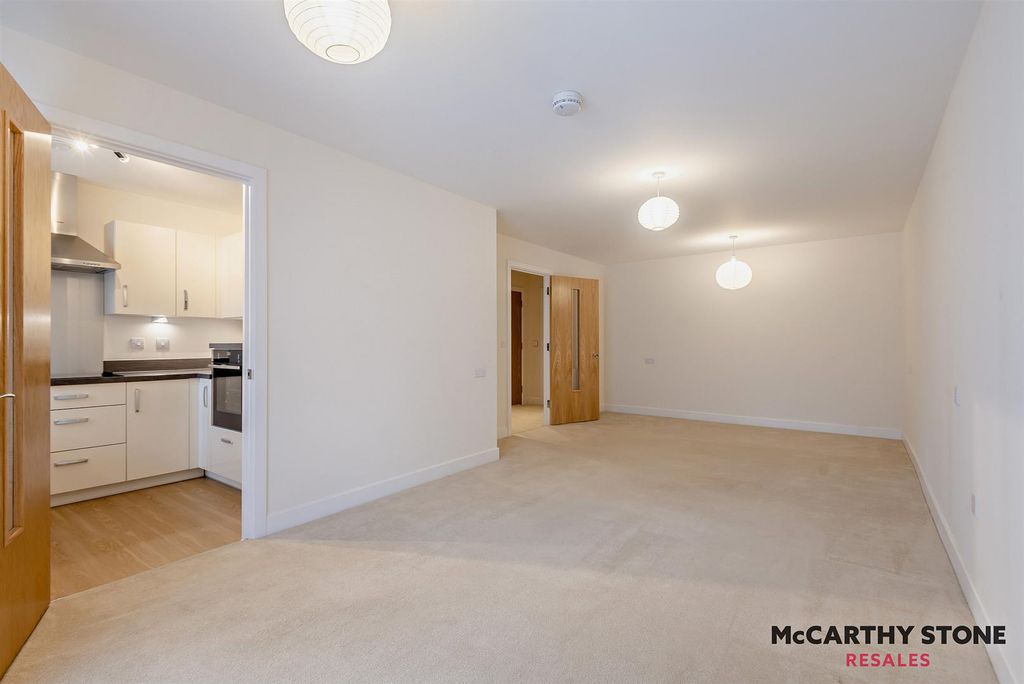 Property photo 3 of 32 8622775-Interior16-800.Jpg