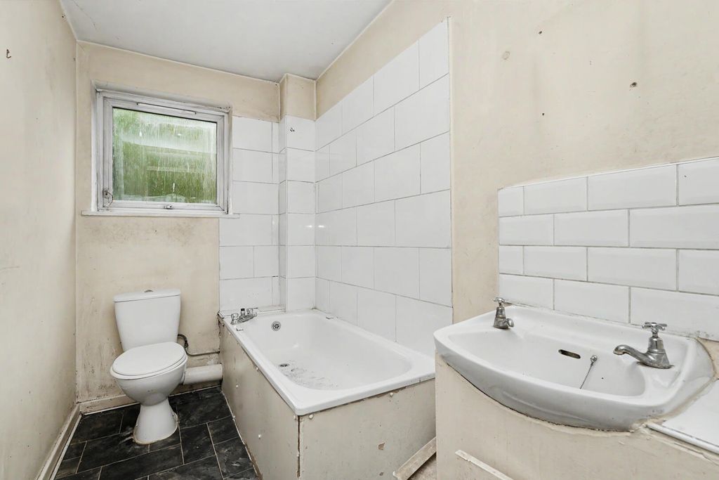 Property photo 3 of 19 Bathroom