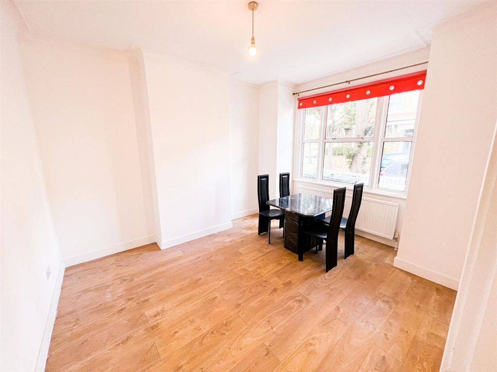 Property photo 2 of 14 Park Grove Rd E11