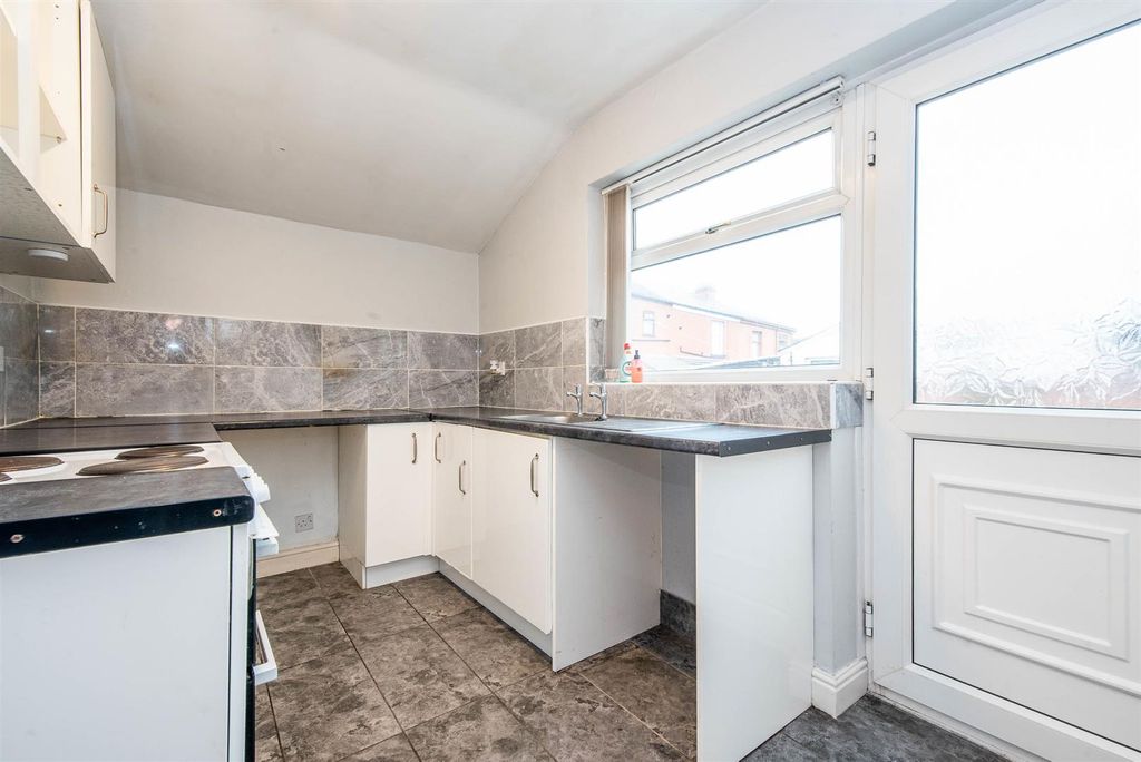 Property photo 3 of 19 Kitchen