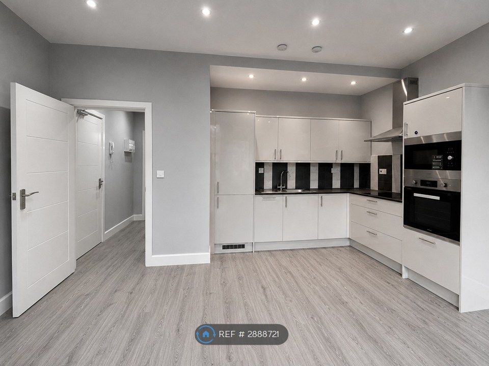 Property photo 1 of 6 Living Room &amp; Kitchen