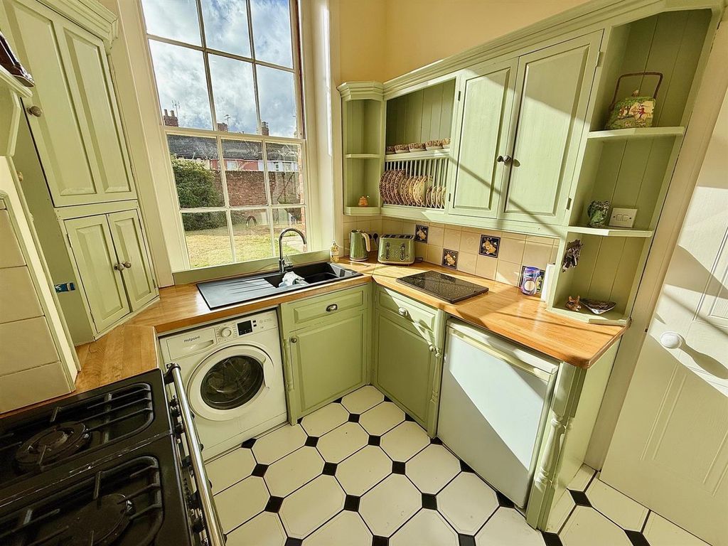 Property photo 3 of 21 Kitchen