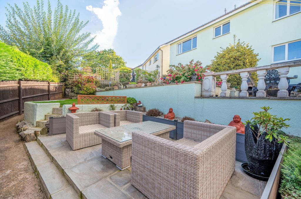 Property photo 3 of 18 Garden Space