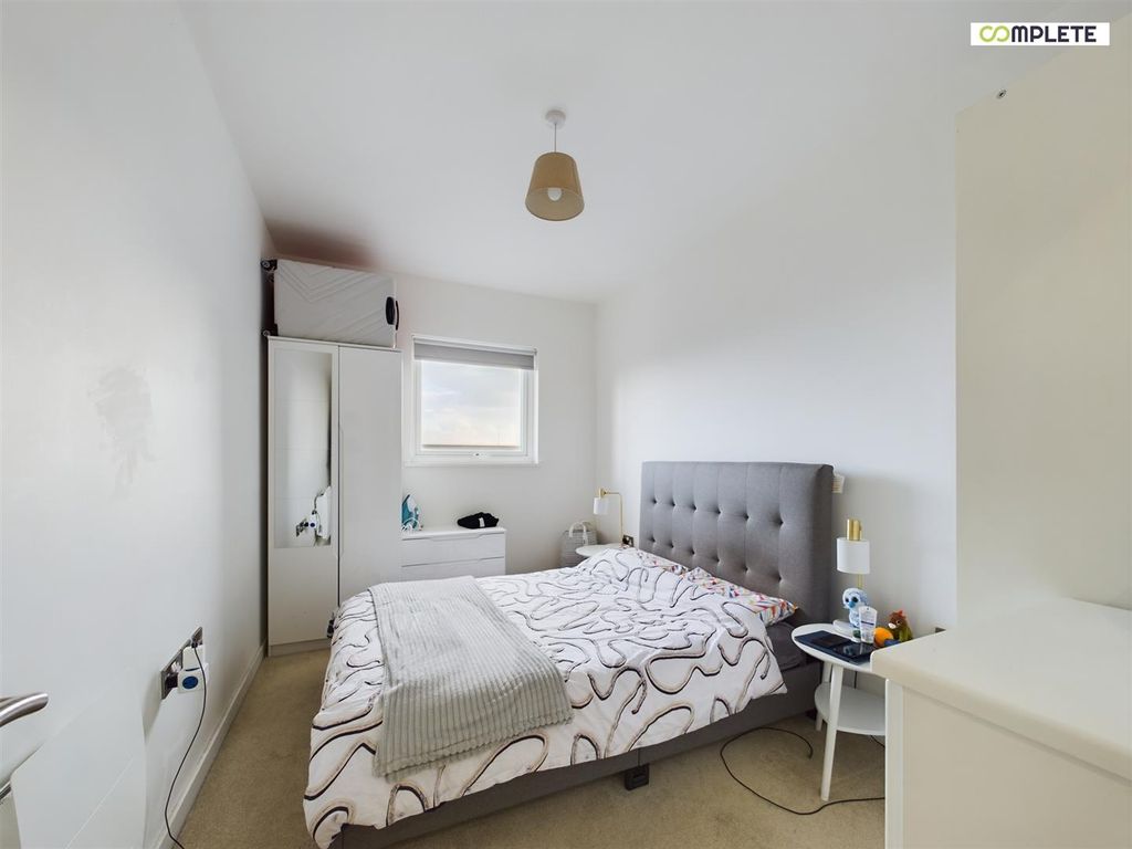 Property photo 3 of 10 Cam01231G0-Pr0046-Still002