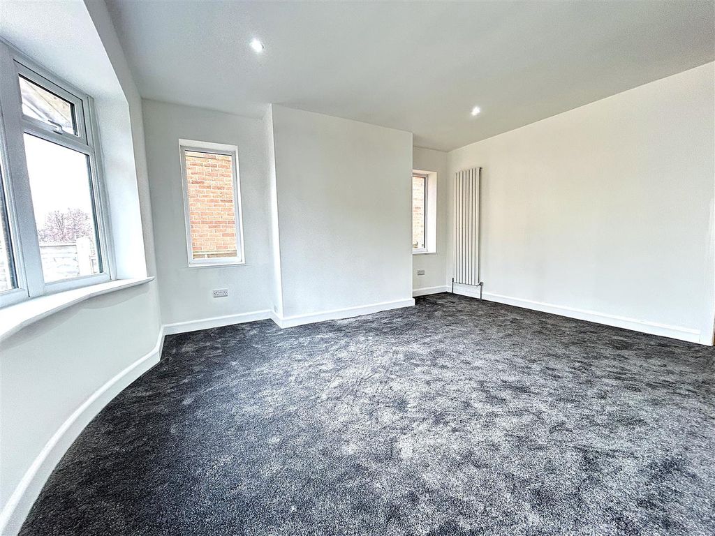 Property photo 3 of 17 Lounge