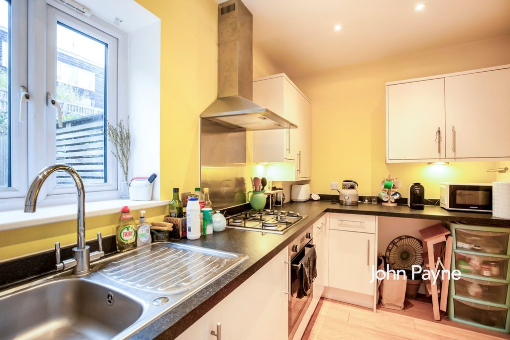 Property photo 3 of 10 Kitchen