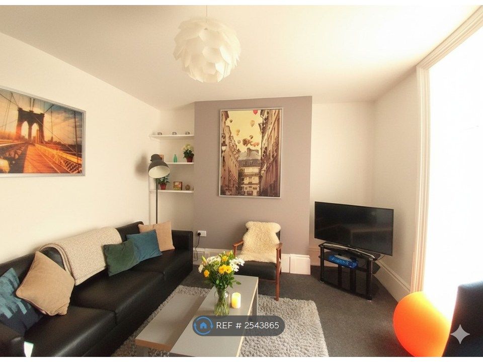 Property photo 1 of 9 Living Room