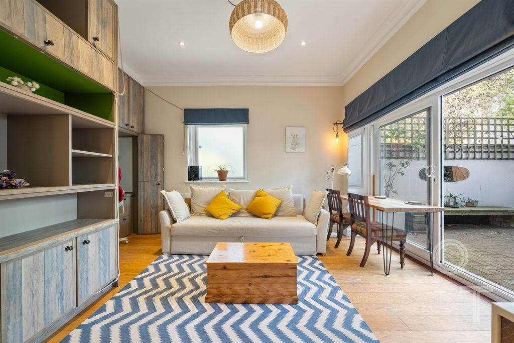 Property photo 2 of 11 Reception