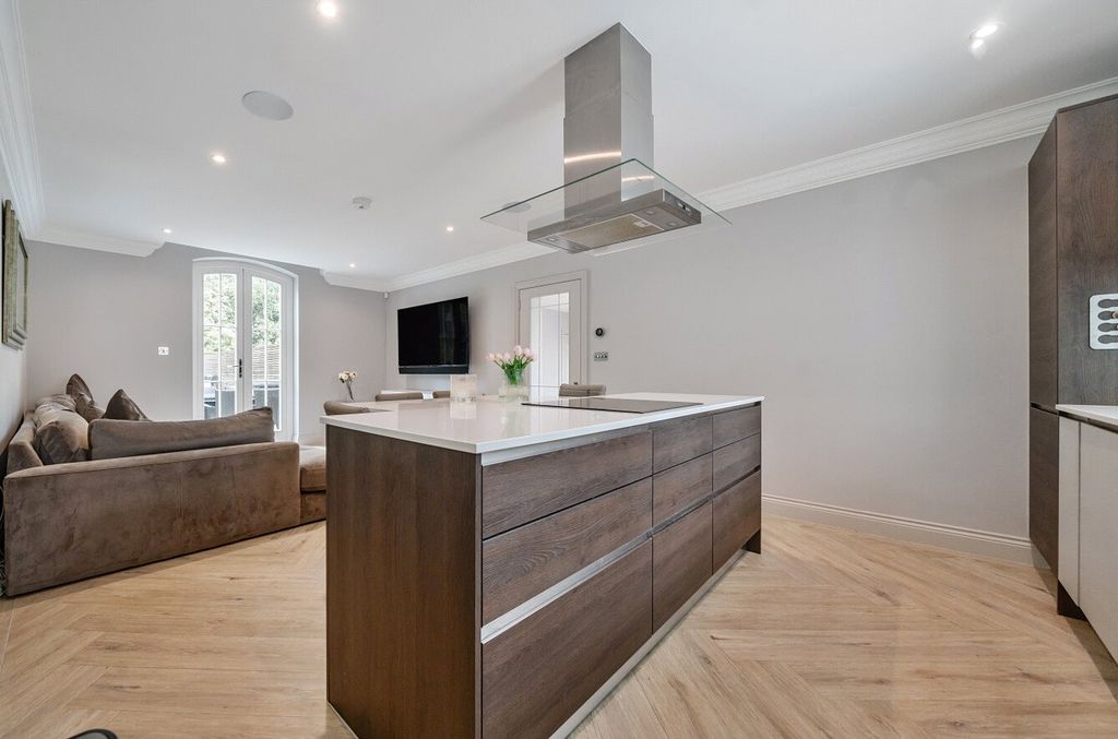 Property photo 2 of 27 Kitchen/Reception