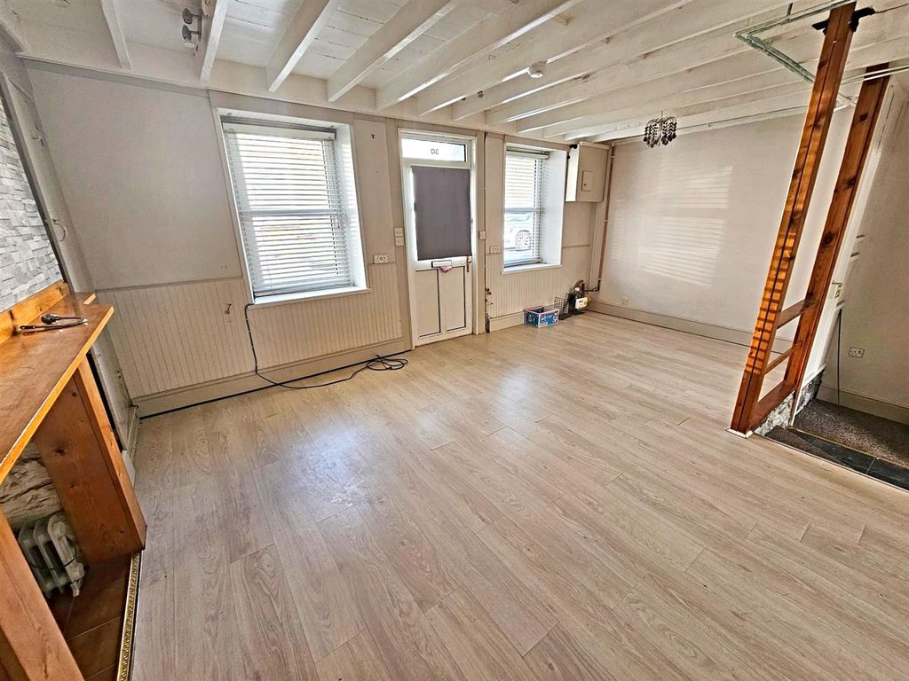 Property photo 3 of 10 Lounge