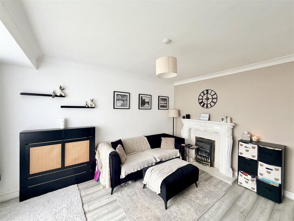 Property photo 3 of 22 Lounge